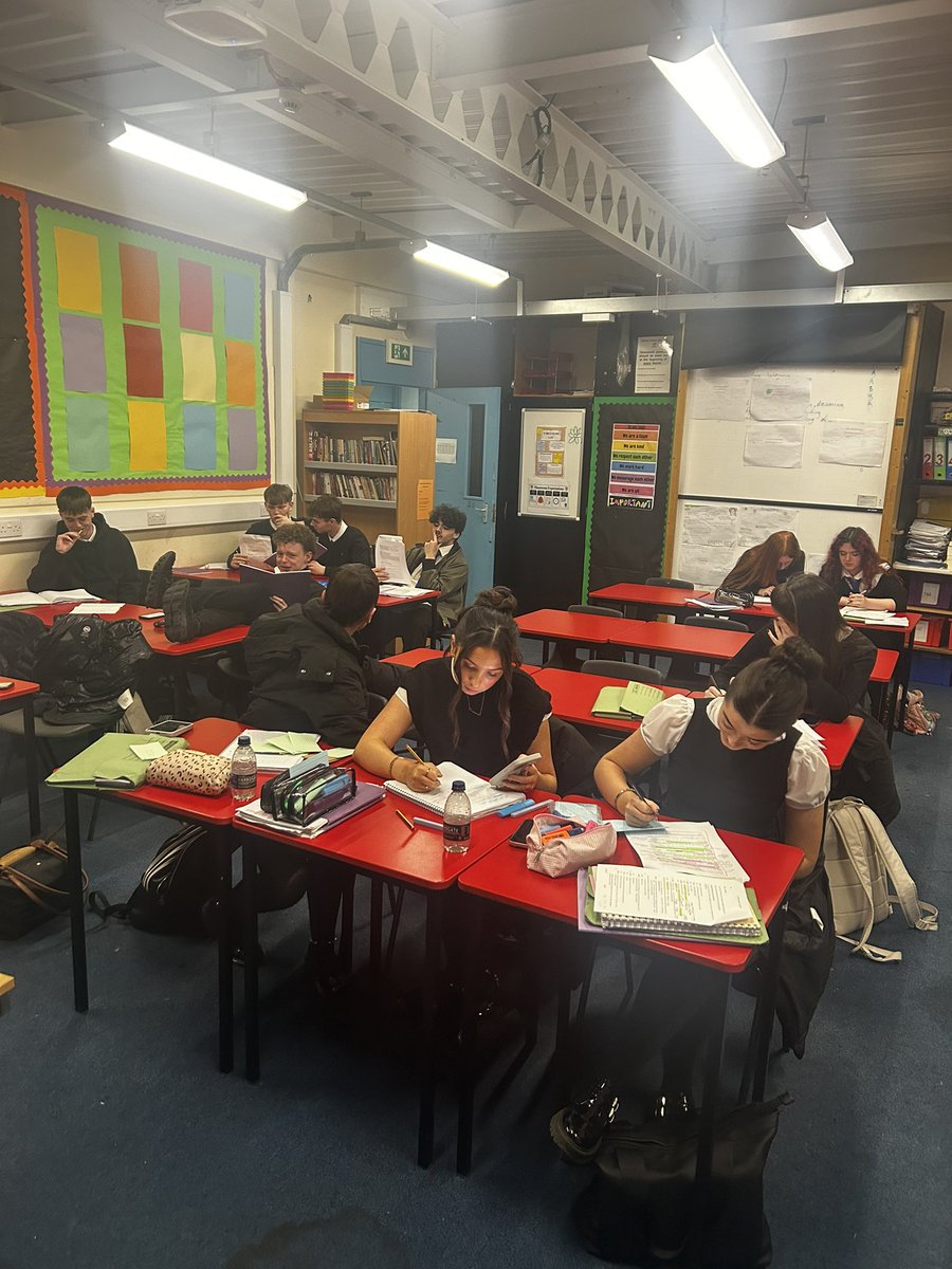 CNHS_EngModLang's tweet image. Higher English Supported Study was full tonight! Loads of revision taking place in preparation for the paper 2 prelim on Monday. Well done to all who attended, you will receive merits! ⭐️