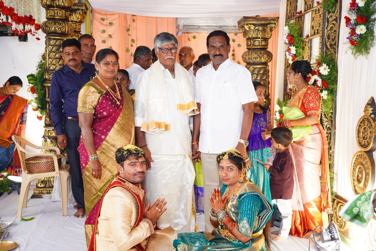 Burla_IAS's tweet image. ప్రత్తిపాడు మండలం తిక్కిరెడ్డిపాలెం గ్రామం నందు శ్రీ కనపర్తి శ్రీనివాసరావు మరియు రత్నకుమారి గారి కుమారిని వివాహానికి హాజరై నూతన వధూవరులను ఆశీర్వదించిన గౌరవ ప్రత్తిపాడు శాసనసభ్యులు డా. బూర్ల రామాంజనేయులు గారు..#burlaramanjaneyulu #mlaprathipadu #tdp #ncbn #tdpforpeople #NaraLokesh
