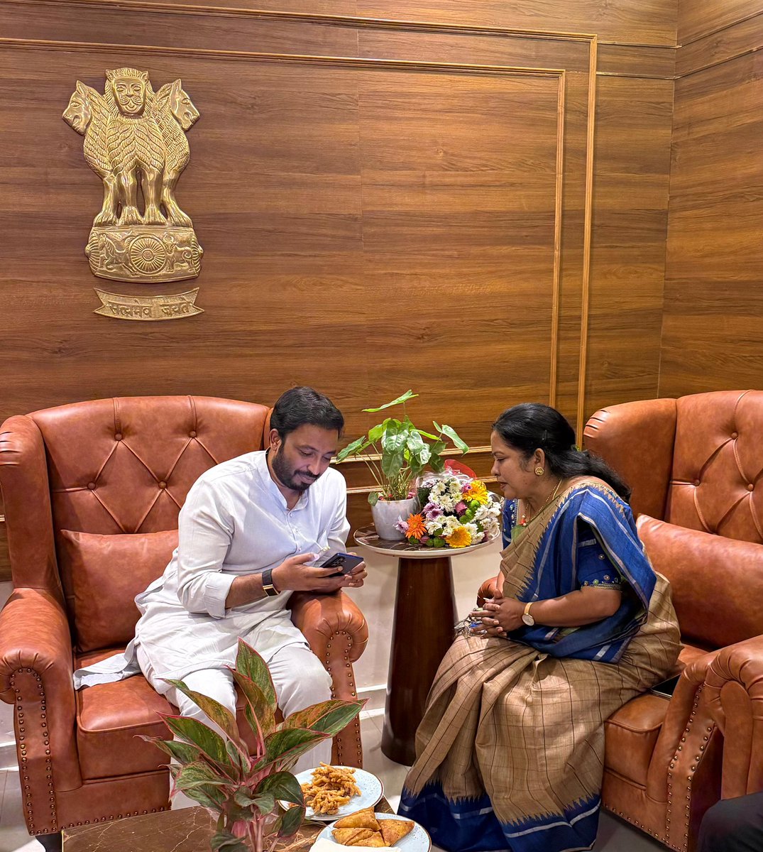 raja_varupula's tweet image. చర్చించారు. ప్రత్తిపాడు నియోజకవర్గ అభివృద్ధికి కేంద్ర స్థాయిలో అవసరమైన సహకారం అందించాలని ఎమ్మెల్యే సత్యప్రభ గారు ఎంపీ శ్రీనివాస్ గారిని కోరగా, అన్ని విధాలుగా తోడ్పాటును అందిస్తానని ఎంపీ గారు భరోసా ఇచ్చారు.(2/2)

#NaraChandrababuNaidu
#PawanKalyan #TDP #JSP #TeamVarupula