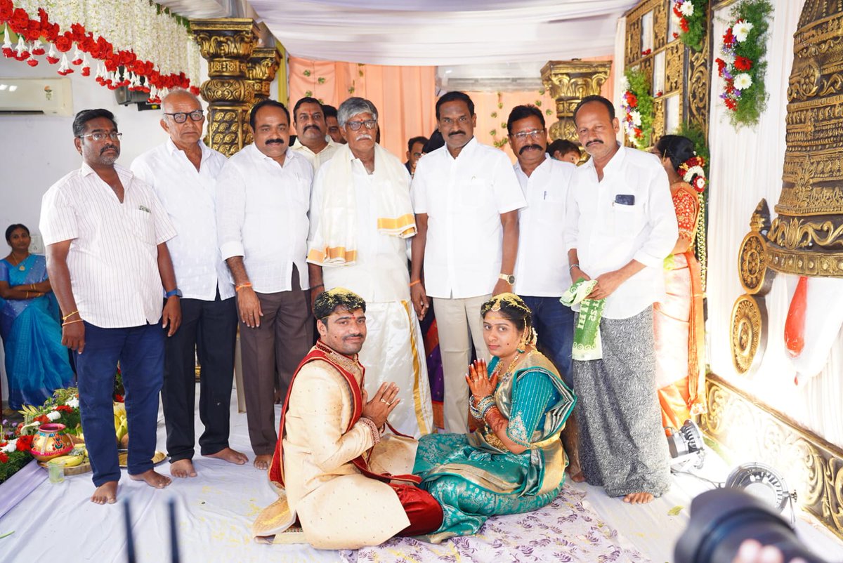 Burla_IAS's tweet image. ప్రత్తిపాడు మండలం తిక్కిరెడ్డిపాలెం గ్రామం నందు శ్రీ కనపర్తి శ్రీనివాసరావు మరియు రత్నకుమారి గారి కుమారిని వివాహానికి హాజరై నూతన వధూవరులను ఆశీర్వదించిన గౌరవ ప్రత్తిపాడు శాసనసభ్యులు డా. బూర్ల రామాంజనేయులు గారు..#burlaramanjaneyulu #mlaprathipadu #tdp #ncbn #tdpforpeople #NaraLokesh