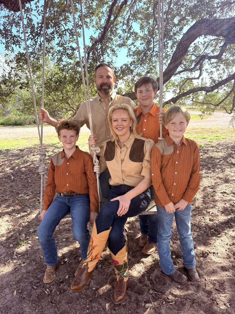 Burrows4TX's tweet image. Giving thanks for the greatest blessing of all — family. 

Happy Thanksgiving from our family to yours.