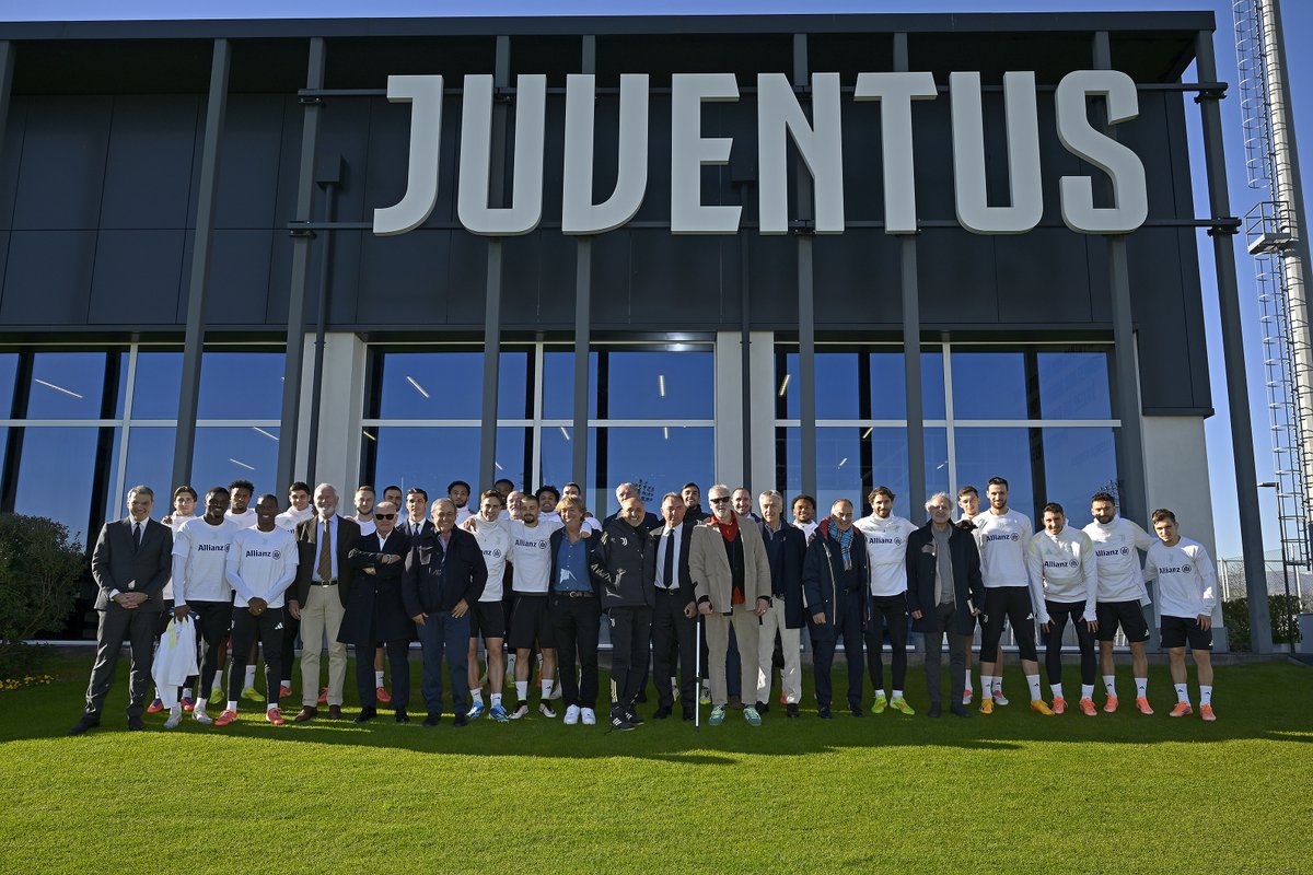 juventusfc's tweet image. Un incontro dal sapore mondiale: la visita speciale dei campioni della Coppa Intercontinentale del 1985 al JTC 🤍🖤