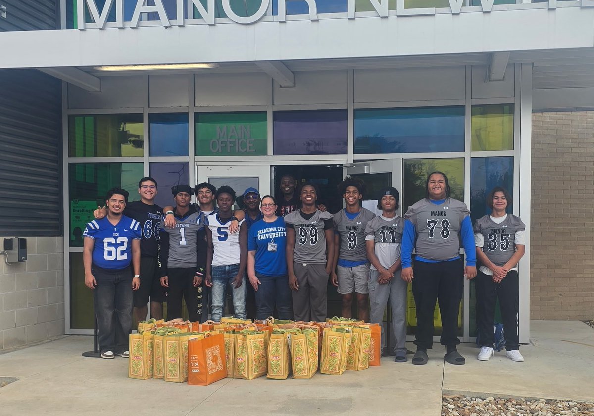 ManorISD's tweet image. 🦃Happy Thanksgiving to all of our students, staff, families, and Manor Community! We hope your holiday is filled with joy. From student and district service projects, to warm family lunches, we have so much to be thankful for in our community.🧡🤎