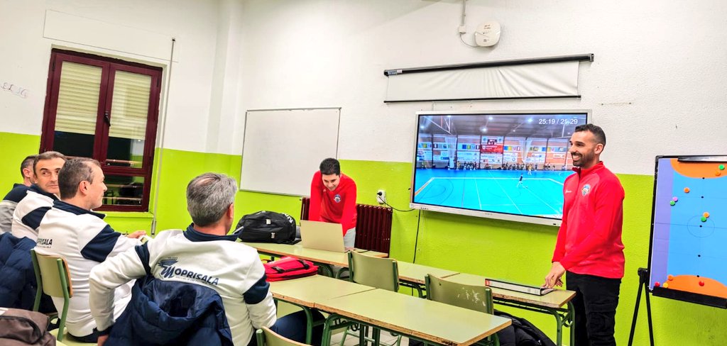 🧑🏻‍🏫 Nueva tarde de formación 🎒 en MOPRISALA 
<a href="/Alvarito_FG/">Álvaro Fernández</a> y <a href="/FelixGirbes/">Félix Girbés</a> entrenadores de <a href="/FS_Talavera/">Fútbol Sala Talavera</a> compartieron conocimiento con nuestros técnicos y les presentaron su modelo de juego 🤩
Gracias por la visita amigos 👏🏻
ADN Moprisala Ⓜ️⚪🔵
#SeguimosCreciendo
#MuchasHoras