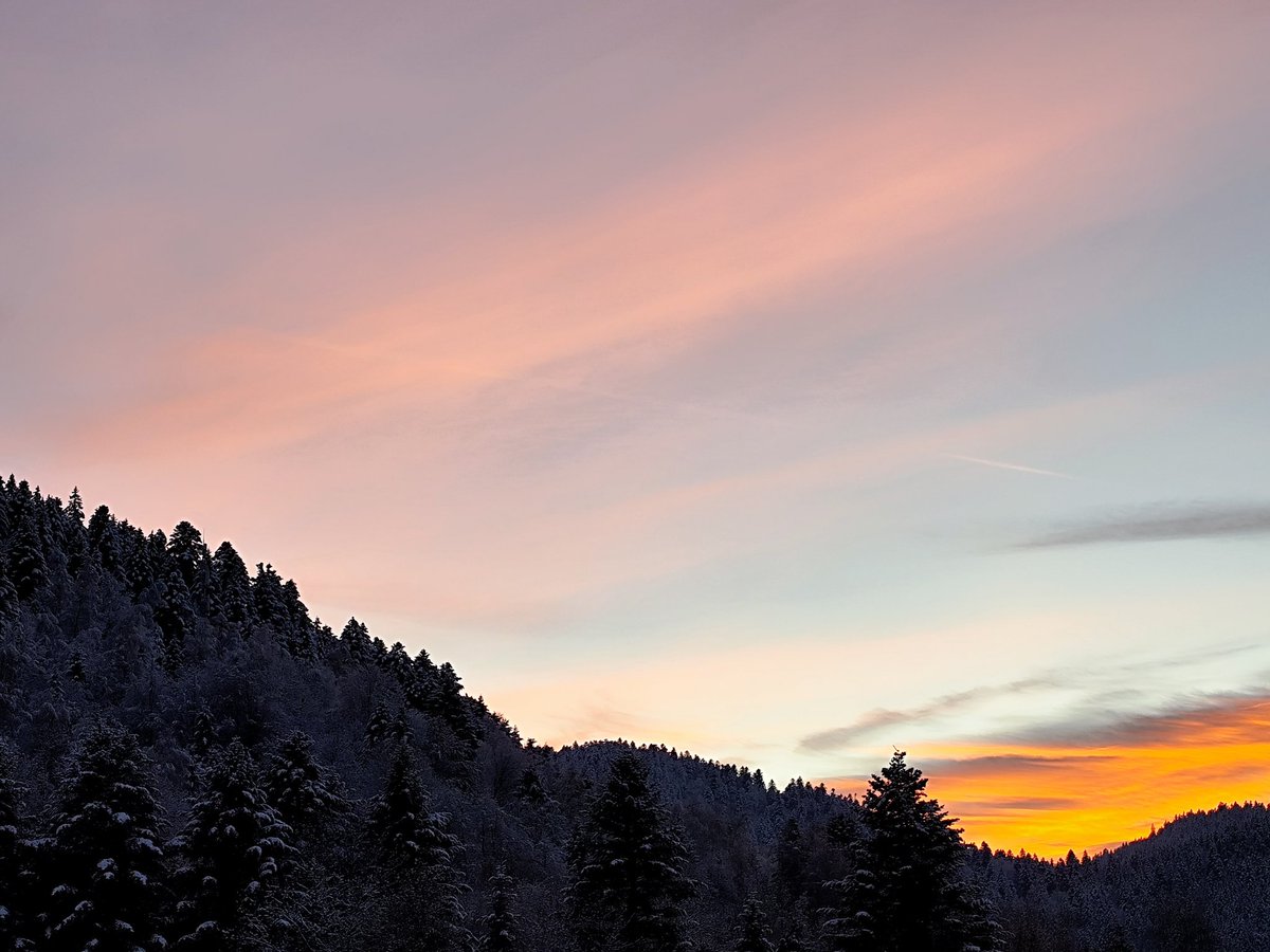 EdithPY2's tweet image. Le couchant depuis ma fenêtre. L&apos;ombre a eu raison du blanc qui couvre les sapins... Bonne soirée