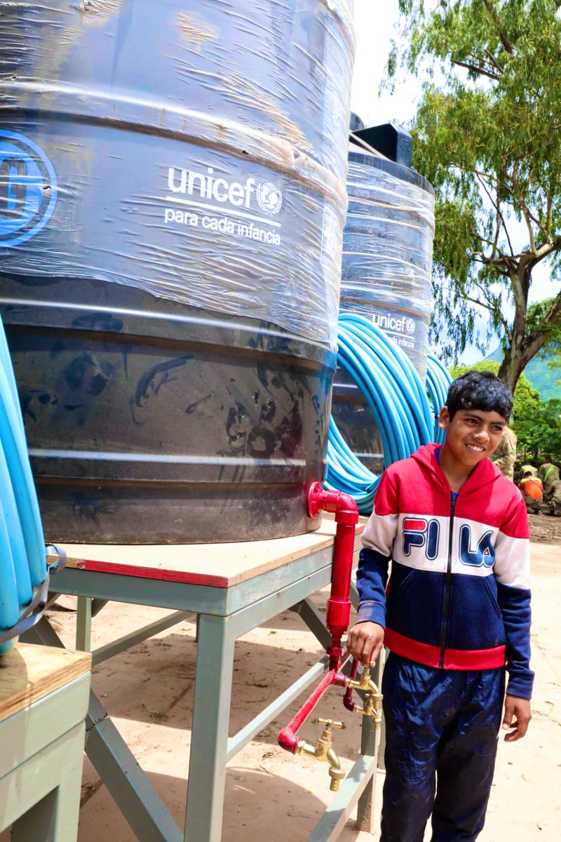 UNICEF entregó tanques de agua y mochilas escolares para apoyar a niñas, niños y familias afectadas por las recientes inundaciones. 💙✨

🔗Nota completa: bit.ly/485HaAX

#UNICEF #Samaipata #Emergencias #Educación #WASH