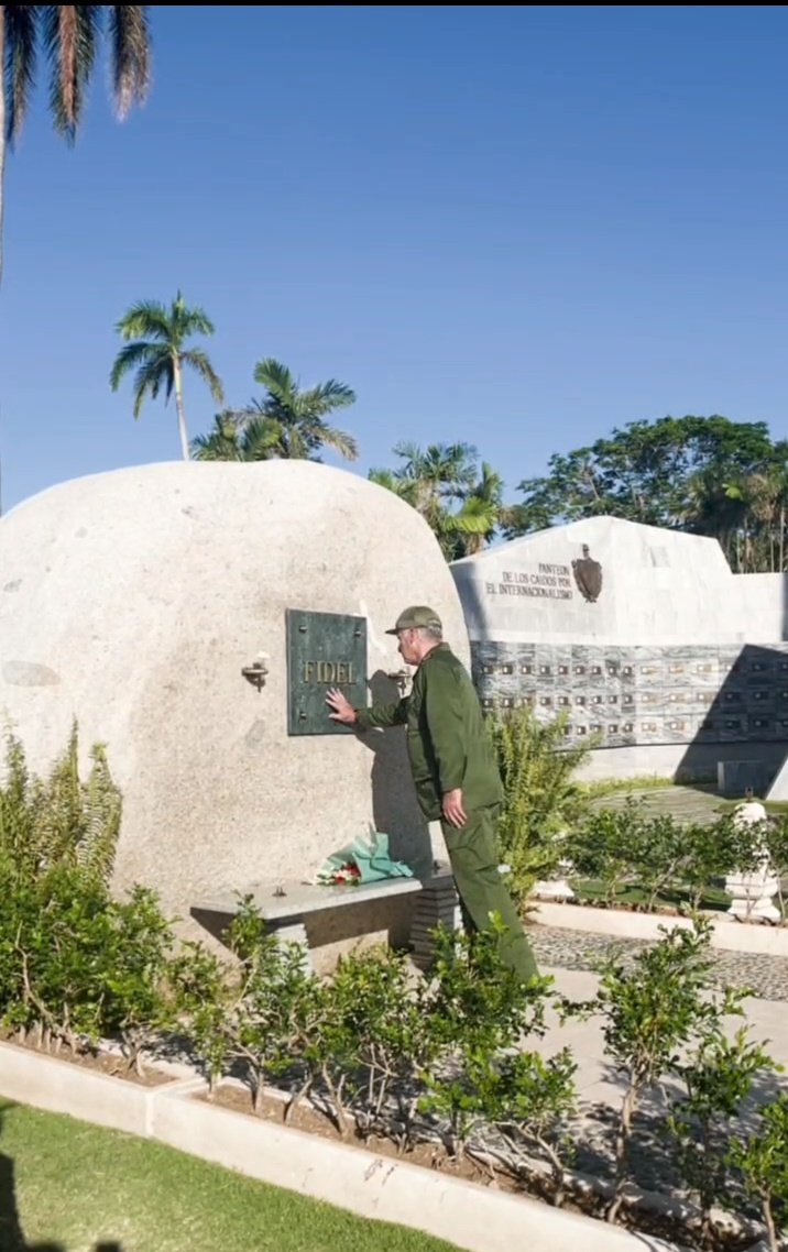 🇨🇺| El Presidente del Consejo de Defensa Nacional, Miguel Díaz-Canel Bermúdez, amaneció este jueves en Santiago de #Cuba. Antes de iniciar su agenda de trabajo, rindió sentido tributo en el Cementerio de Santa Ifigenia a los padres fundadores de la Patria.