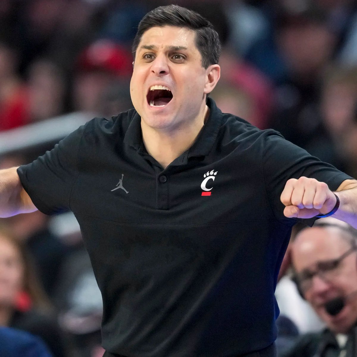 CBBcontent's tweet image. Wes Miller at Cincinnati:

American 
Year 1: 18-15 (7-11), Missed Tournament
Year 2: 23-13 (11-7), NIT

Big 12
Year 3: 22-15 (7-11), NIT 
Year 4: 19-16 (7-13), CBC
Year 5 (this year): 5-2

The Bearcats suffered a Quad 4 loss to Eastern Michigan last night. 

Is his time running…