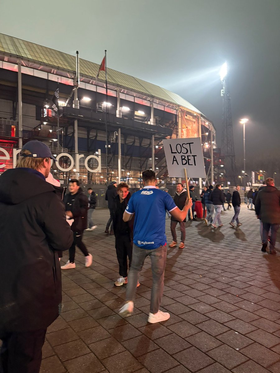 SockCouncil's tweet image. There&apos;s a man trying to attract attention on social media outside De Kuip dressed in a Ranger&apos;s shirt. 

He should do that at Marseille in a PSG top. I dare him. 

sockcouncil.com/product/celtic…

#FEYCEL #Feyenoord #CelticFC #UEL