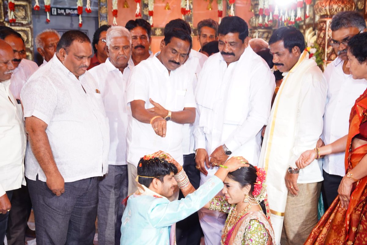 Burla_IAS's tweet image. గుంటూరు రూరల్ మండలం,లాలుపురం,ASR  కన్వెన్షన్ నందు శ్రీ బొర్రా మోహనరావు గారి కుమార్తె వివాహానికి హాజరై నూతన వధూవరులను ఆశీర్వదించిన గౌరవ ప్రత్తిపాడు శాసనసభ్యులు డా. బూర్ల రామాంజనేయులు గారు...

#burlaramanjaneyulu #mlaprathipadu #tdp #ncbn #tdpforpeople #NaraLokesh