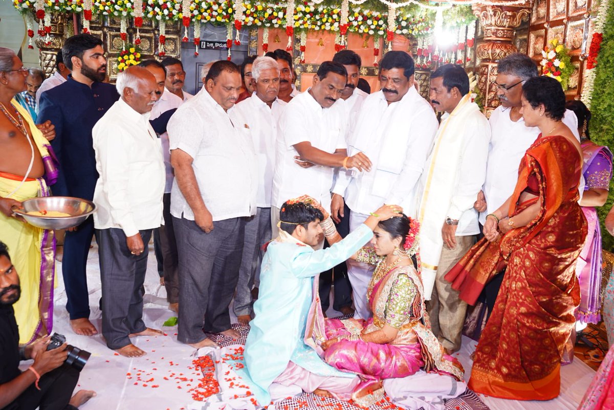 Burla_IAS's tweet image. గుంటూరు రూరల్ మండలం,లాలుపురం,ASR  కన్వెన్షన్ నందు శ్రీ బొర్రా మోహనరావు గారి కుమార్తె వివాహానికి హాజరై నూతన వధూవరులను ఆశీర్వదించిన గౌరవ ప్రత్తిపాడు శాసనసభ్యులు డా. బూర్ల రామాంజనేయులు గారు...

#burlaramanjaneyulu #mlaprathipadu #tdp #ncbn #tdpforpeople #NaraLokesh