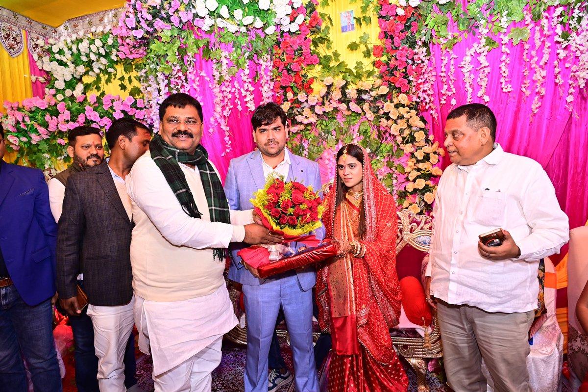 JDUUmeshSingh's tweet image. माननीय विधानपार्षद सह पार्टी के मुख्य प्रवक्ता श्री नीरज कुमार जी के सुपुत्र के रिसेप्शन समारोह में सम्मिलित होकर नवविवाहित वर–वधु को स्नेहिल आशीर्वाद और शुभकामनाएँ दीं। ईश्वर से प्रार्थना है कि उनके दांपत्य जीवन में सदा प्रेम, सुख और समृद्धि क़ायम रहे।

इस मौके पर बिहार सरकार के…