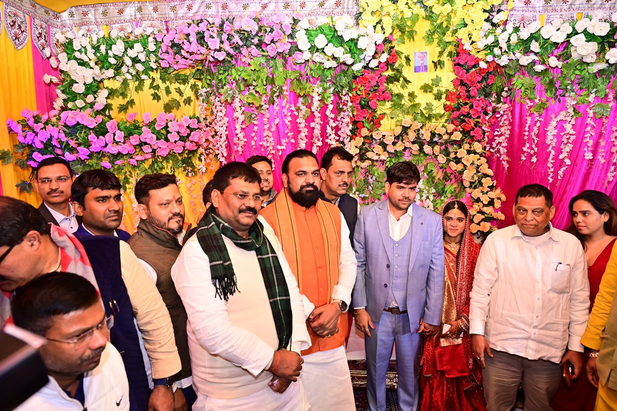 JDUUmeshSingh's tweet image. माननीय विधानपार्षद सह पार्टी के मुख्य प्रवक्ता श्री नीरज कुमार जी के सुपुत्र के रिसेप्शन समारोह में सम्मिलित होकर नवविवाहित वर–वधु को स्नेहिल आशीर्वाद और शुभकामनाएँ दीं। ईश्वर से प्रार्थना है कि उनके दांपत्य जीवन में सदा प्रेम, सुख और समृद्धि क़ायम रहे।

इस मौके पर बिहार सरकार के…