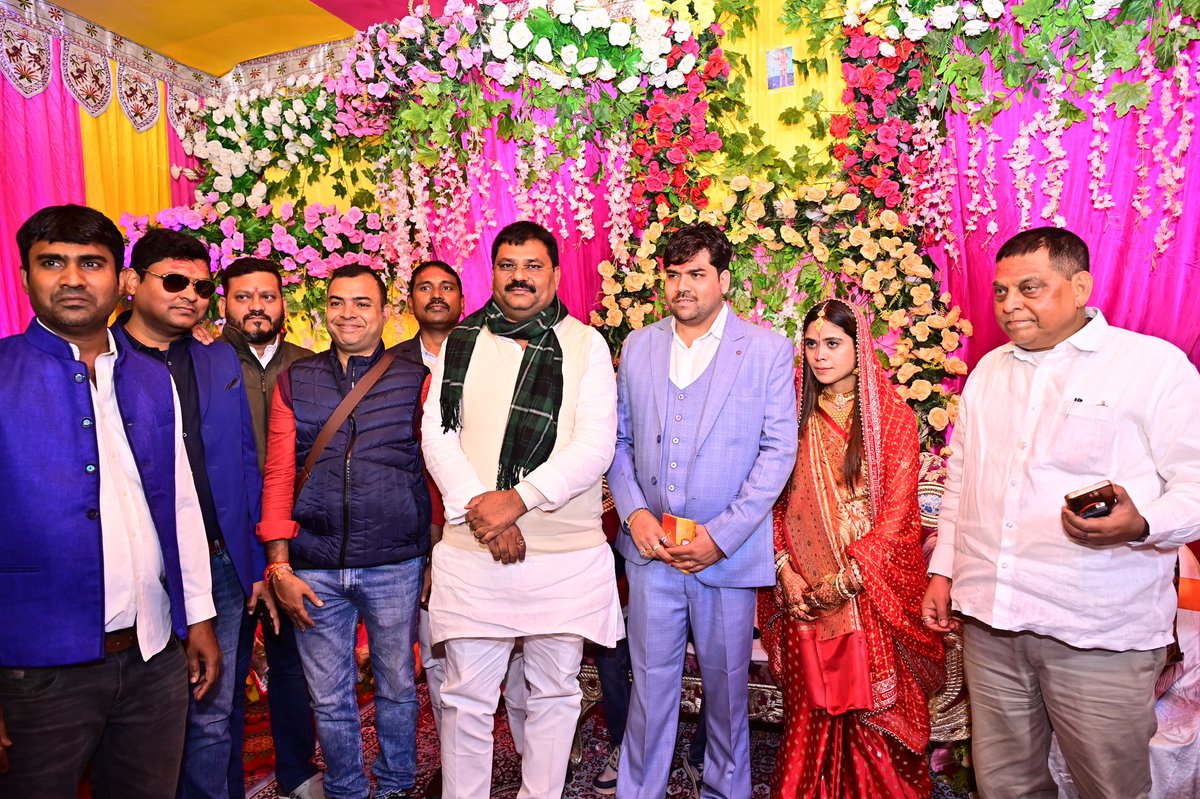 JDUUmeshSingh's tweet image. माननीय विधानपार्षद सह पार्टी के मुख्य प्रवक्ता श्री नीरज कुमार जी के सुपुत्र के रिसेप्शन समारोह में सम्मिलित होकर नवविवाहित वर–वधु को स्नेहिल आशीर्वाद और शुभकामनाएँ दीं। ईश्वर से प्रार्थना है कि उनके दांपत्य जीवन में सदा प्रेम, सुख और समृद्धि क़ायम रहे।

इस मौके पर बिहार सरकार के…