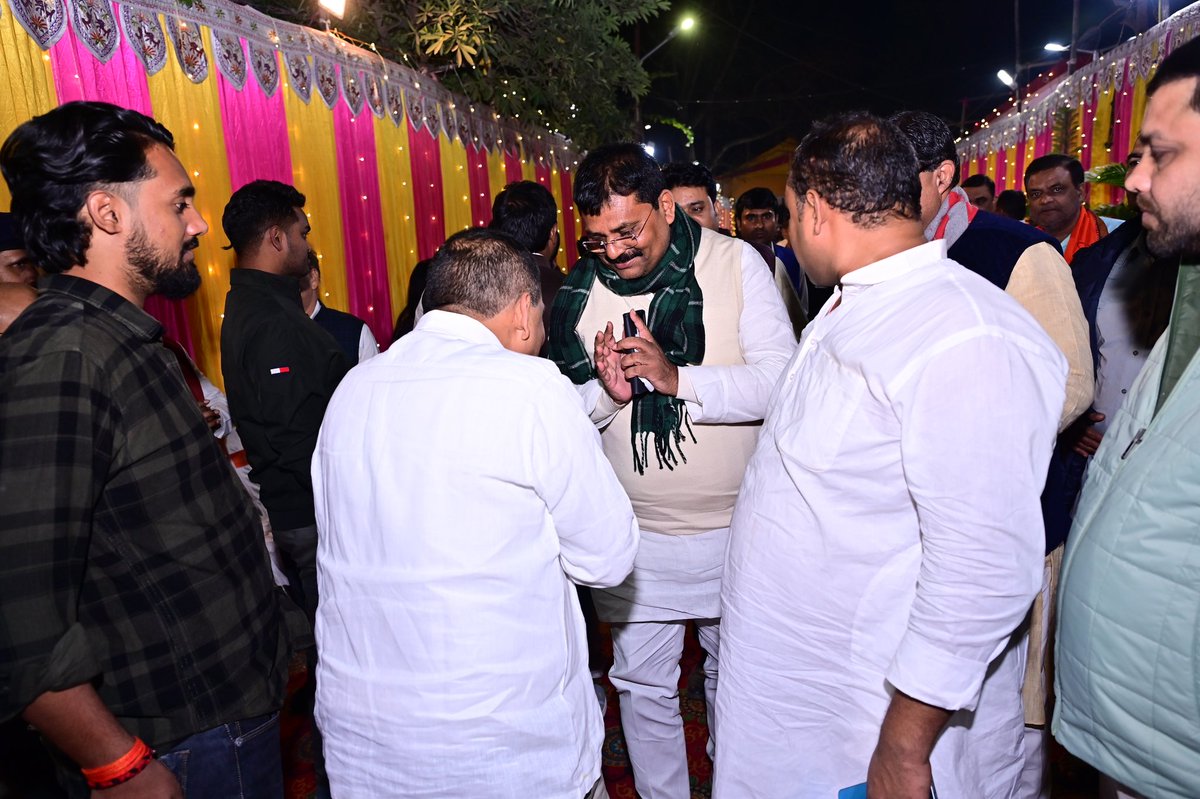 JDUUmeshSingh's tweet image. माननीय विधानपार्षद सह पार्टी के मुख्य प्रवक्ता श्री नीरज कुमार जी के सुपुत्र के रिसेप्शन समारोह में सम्मिलित होकर नवविवाहित वर–वधु को स्नेहिल आशीर्वाद और शुभकामनाएँ दीं। ईश्वर से प्रार्थना है कि उनके दांपत्य जीवन में सदा प्रेम, सुख और समृद्धि क़ायम रहे।

इस मौके पर बिहार सरकार के…