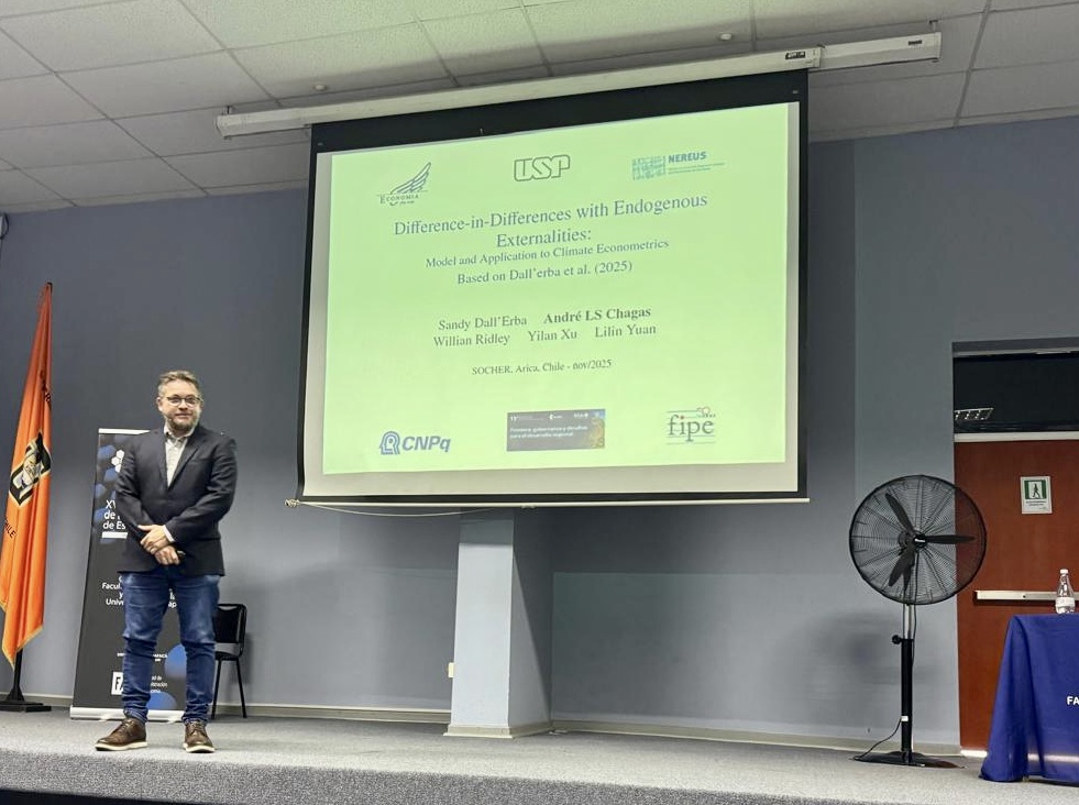Socher_Chile's tweet image. 👨‍💼Profesor André LS Chagas inaugurando el #ENCUENTROSOCHER2025 con su presentación "Difference-in-Differences with Endogenous Externalities: Model and Application to Climate Econometrics".