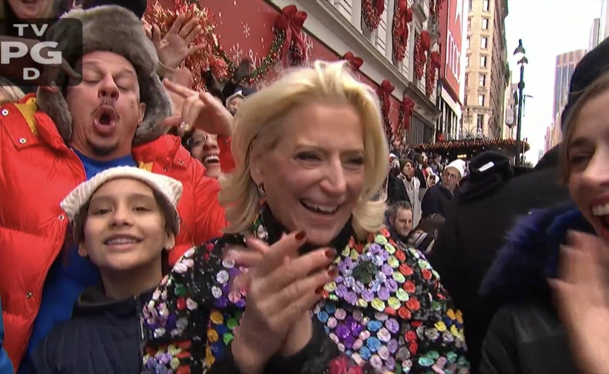 vulture's tweet photo. the christmas season has officially been ushered in with an appearance from DORINDA MEDLEY https://t.co/CEJxrACFXE