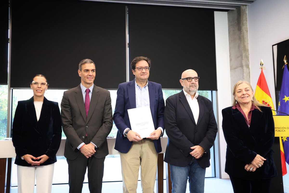 oscarlopeztwit's tweet image. Hoy cumplimos con los empleados públicos:

Firmamos con los sindicatos un acuerdo que asegura su poder adquisitivo: sus retribuciones se incrementarán un 11% entre 2025 y 2028.

Este gobierno apuesta siempre por reforzar nuestro Estado del Bienestar.