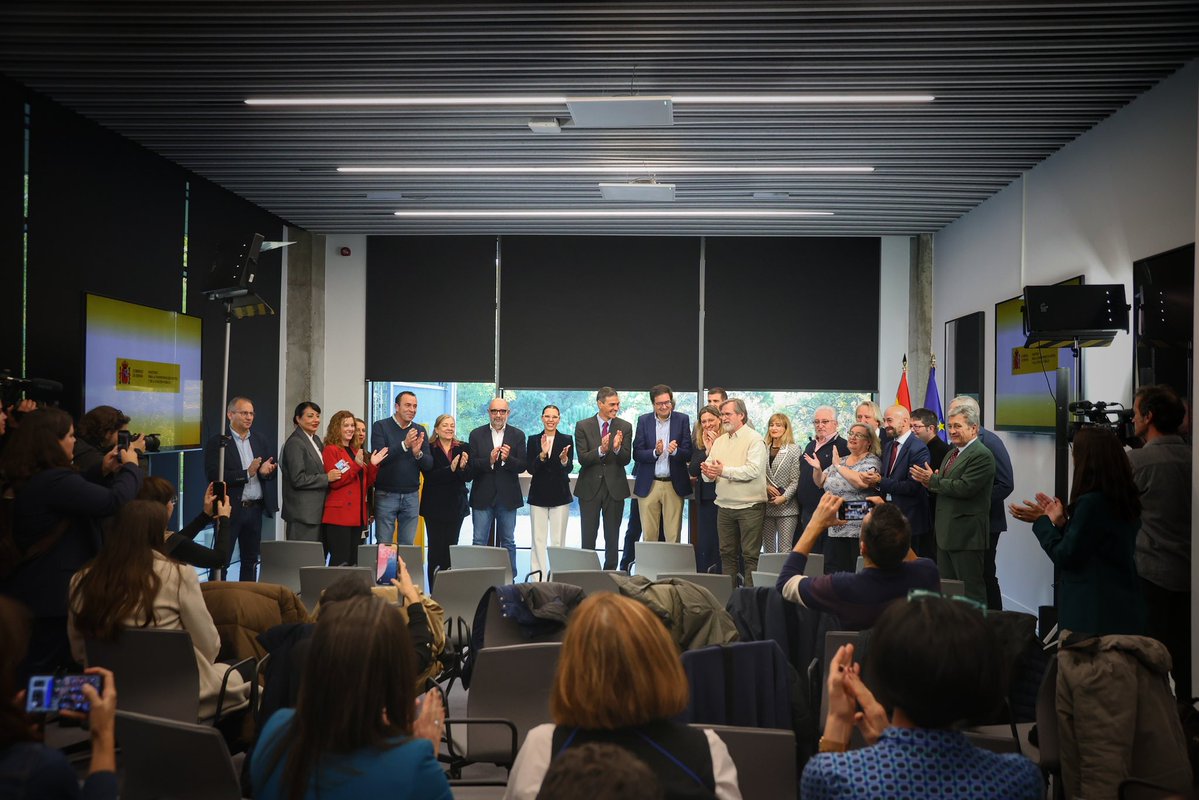 oscarlopeztwit's tweet image. Hoy cumplimos con los empleados públicos:

Firmamos con los sindicatos un acuerdo que asegura su poder adquisitivo: sus retribuciones se incrementarán un 11% entre 2025 y 2028.

Este gobierno apuesta siempre por reforzar nuestro Estado del Bienestar.