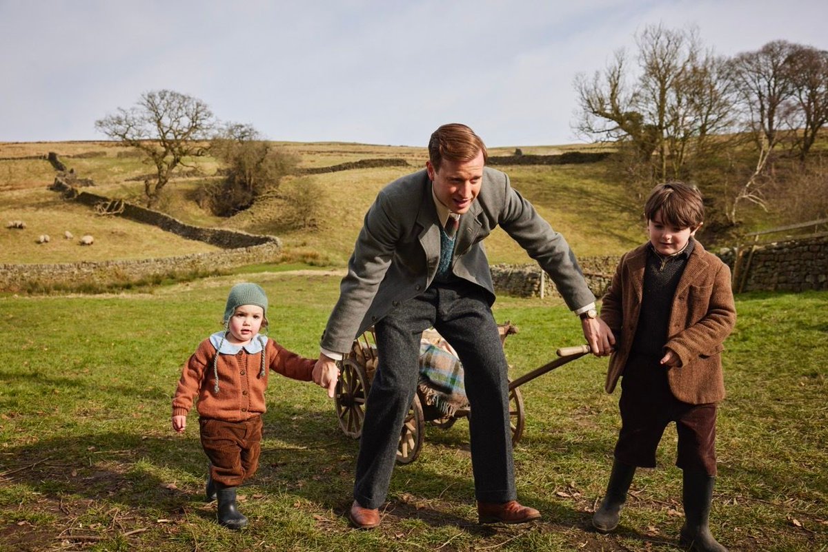 AimPublicity's tweet image. Check out #NicholasRalph talking #AllCreaturesGreatAndSmall Christmas special &apos;joyful carnage...just let a camera roll while the kids improvised... we put the animals in and that just added to the chaos&apos; @RadioTimes

Series 6 &amp;amp; 1– 6 #BoxSet arrive on DVD &amp;amp; digital 1 Dec #AcornDVD
