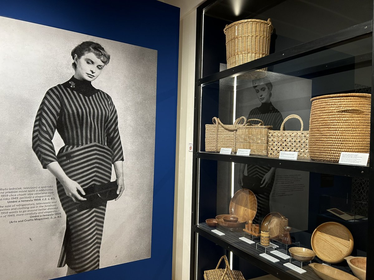 Staré oblečení nemusí vždy skončit v koši. Ale třeba v muzeu. Archívní kousky pak zdobí šatníky některých dam dosud. Právě dva takové jsou teď součástí výstavy v Moravském zemském muzeu v Brně. Představuje československou módu 60.-80. let 20. století inspirovanou lidovou tvorbou.