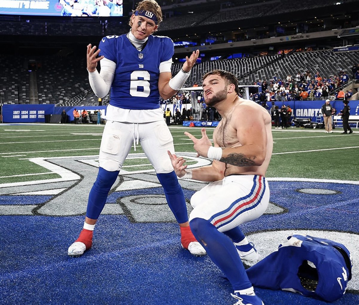 NFLMemes's tweet photo. Me and bro after racking up 563 all-purpose yards and 8 TDs at the family Turkey Bowl on Thanksgiving

(We were playing against a bunch of 7 year olds and Aunt Carol coming off a hip replacement) https://t.co/fIZnkLYhnl