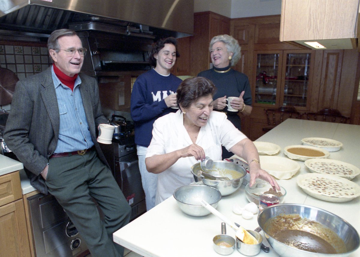 Bush41Library's tweet image. The George H.W. Bush Presidential Library &amp;amp; Museum wishes you a Happy Thanksgiving!🦃

President and Mrs. Bush with their daughter, Doro, watch Paula Rendon prepare pies for Thanksgiving at Camp David.

November 23, 1989

Photo ID: P08315-35

#bush41 #bush41library #bush41museum