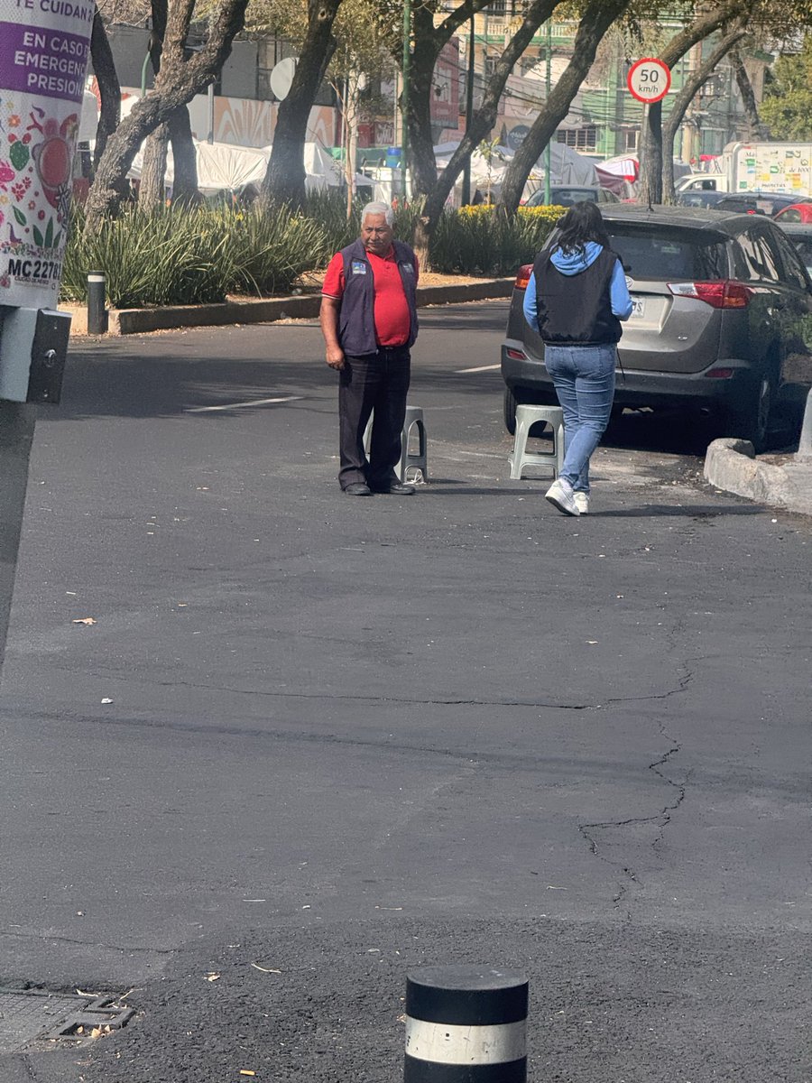 cEcIrEGI's tweet image. Hoy hay doble jornada tooodo el día @UCS_GCDMX @OVIALCDMX  Franeleros del tianguis de los jueves y Valet Parking del Pinche Gringo apartando lugares. Todo Cumbres de Maltrata, desde la Glorieta hasta Uxmal Col. Narvarte