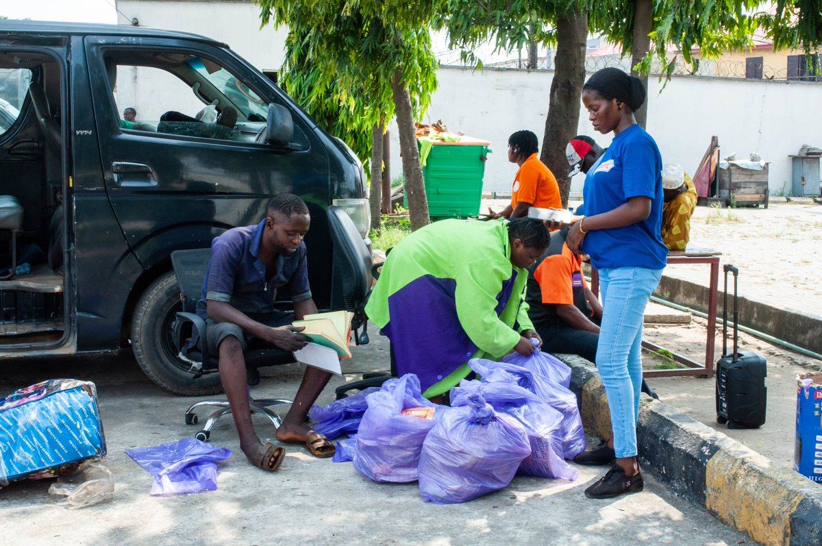 Lawma_gov's tweet image. Recycling isn’t just good for the planet, it’s good for your pocket too.Our community drives reward you instantly, while helping reduce waste in our streets and drains.
Let’s keep Lagos cleaner, together. #LAWMACares