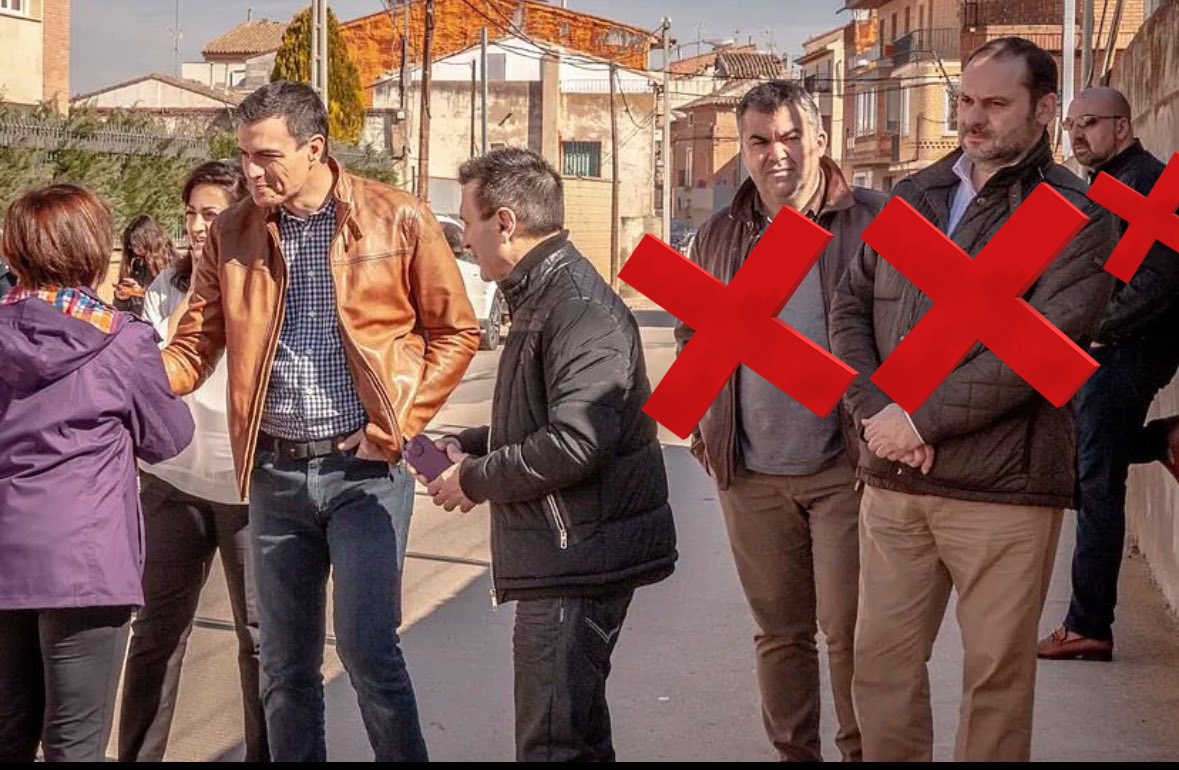 diostuitero's tweet image. Yo ya temo hasta por la pobre señora que saluda.