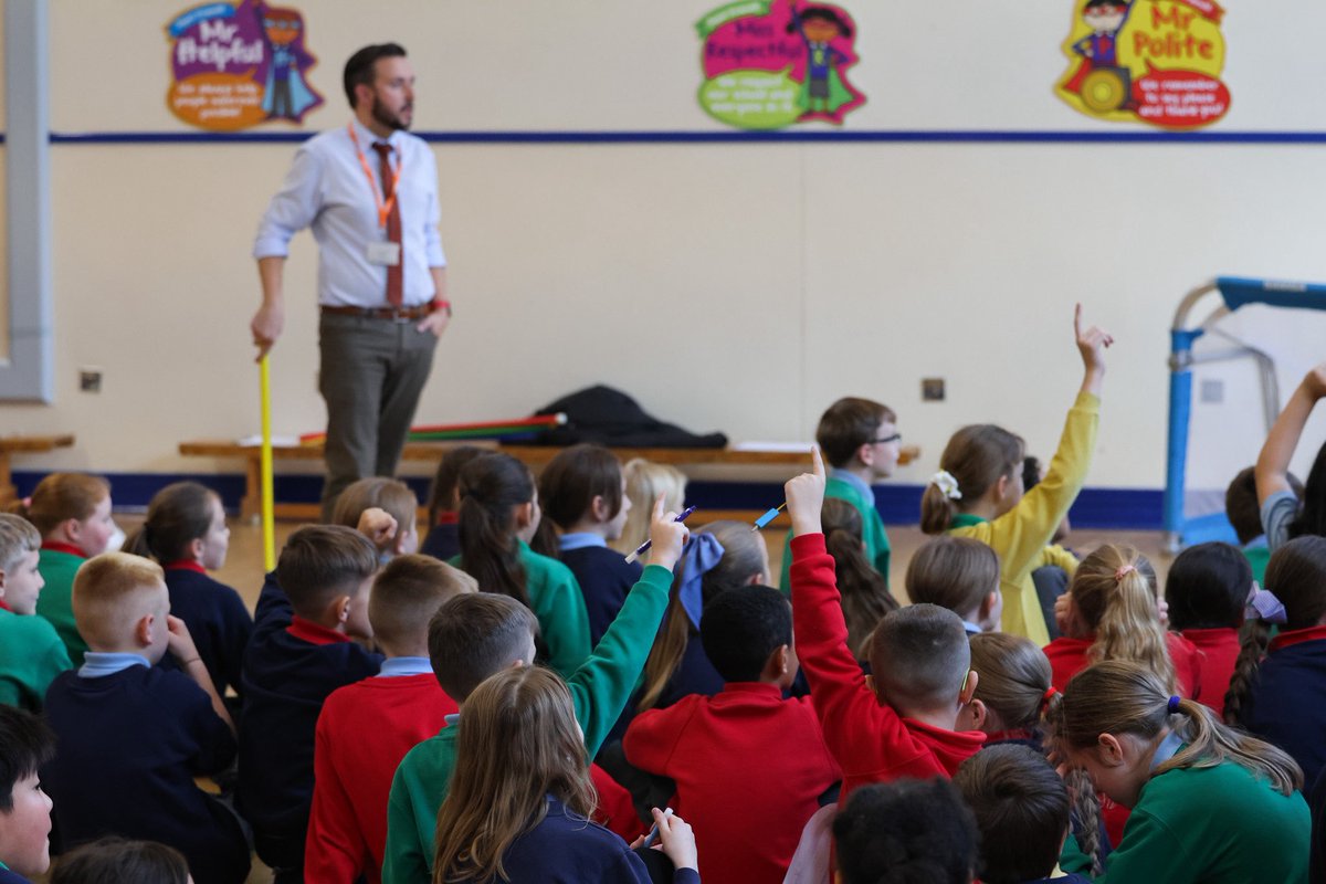 Started our morning at Cregagh Primary School, learning more about Belfast and playing some hockey! 

#RiseUpRedHawks | <a href="/Friendship_Four/">Friendship Four</a>