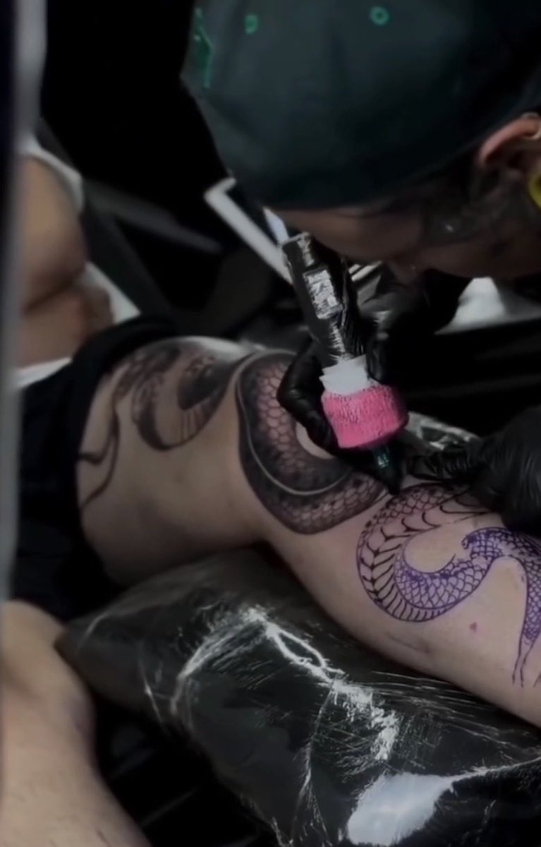 Al3ssitaaa's tweet photo. Conocí a Jeff Ritual en un estudio pequeño, rodeado de tintas y bocetos. Para él, tatuar no es solo técnica: es narrar historias sobre la piel. “Cada tatuaje empieza con una historia”, me dijo.
Abro hilo 🧵🪡 #Crónica #Tatuajes #Arte #NarrativaVisual https://t.co/BiqIFxbxnV