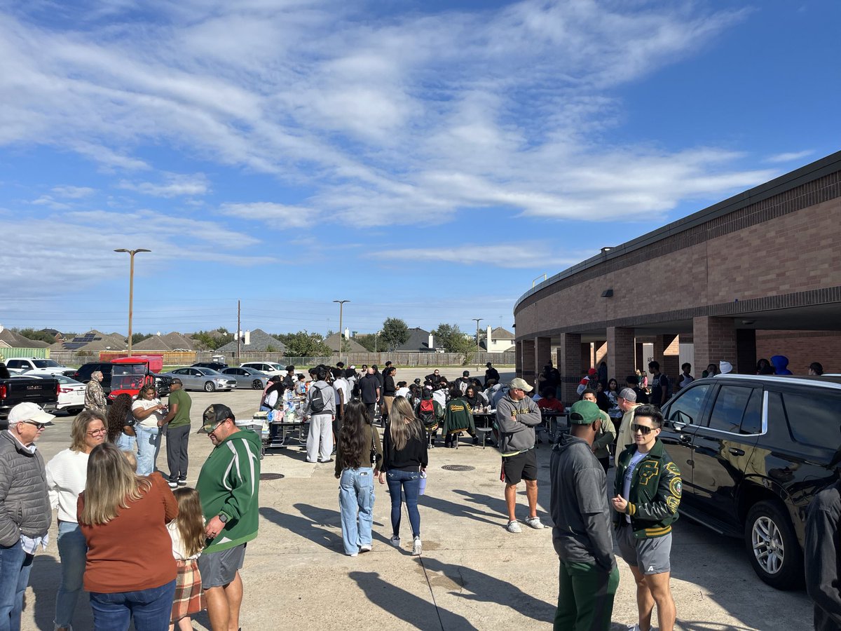 SMarshall2632's tweet image. It’s a blessing to be able to practice on Thanksgiving!
🦃 Congratulations and thumbs way up to @cyfallsfb players, coaching staff, and parents!
6A Div. I Regional Semifinals — Let’s go! 💚🏈💛
#StrongCommunity

 @CyFairISD @cyfallshs @CyFallsFB