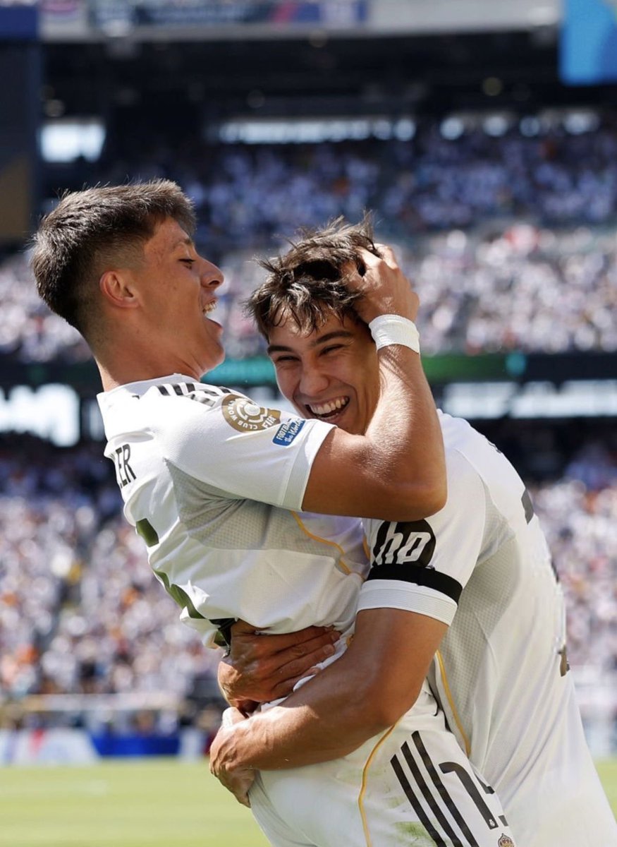 albslvsjms's tweet image. volad tan alto pequeños 🕊️