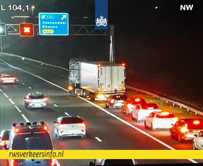 Op de #A12 bij Veenendaal stond een vrachtwagen stil op de vluchtstrook. Sommige bestuurders dachten dat de afrit vol stond en besloten achter de vrachtwagen aan te sluiten. De chauffeur in kwestie bleek een dutje te doen en is weggestuurd. Daarna konden de auto's met vervolg.