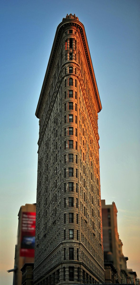 Archup7's tweet image. Introduction

The Flatiron Building, located in the heart of Manhattan, New York City, is a prime example of early skyscraper innovation. Its unique triangular form challenged architects to create a functional yet visually striking structure. 
#ArchUp
archup.net/flatiron-build…