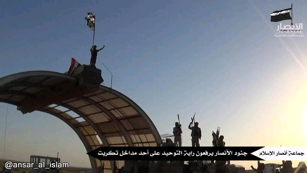 رفع راية التوحيد على مداخل تكريت من قبل جماعة انصار الإسلام ٢٠١٤