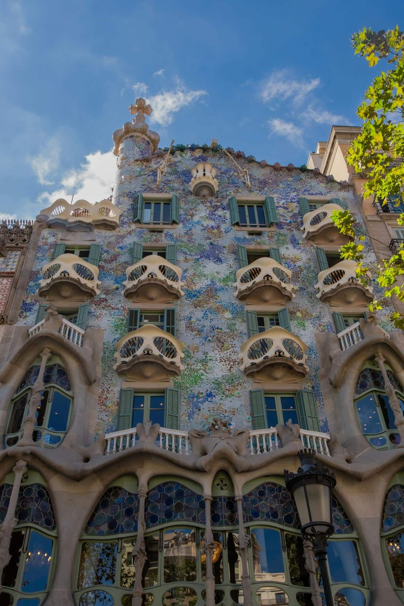 Archup7's tweet image. Introduction

Casa Batlló stands as a significant example of early modernist Architecture, demonstrating how a residential building can be transformed into an expressive structural system rather than a decorative object. 
#ArchUp
archup.net/casa-batllo-ar…
