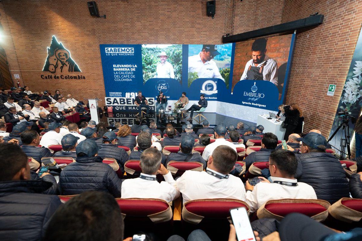 #94CongresoCafetero ☕️ l El panel “Elevando la barrera de la calidad del Café de Colombia” fue uno de los espacios más destacados de la mañana. Bajo la moderación de Esteban Ordóñez, Gerente Comercial de <a href="/FedeCafeteros/">Federación Nacional de Cafeteros</a>, los productores Julio Madrid (Café Uba), Ignacio Rodríguez