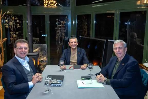 Teşekkürler Mansur Yavaş 👏

Baskın Erken Seçim beklentisine kilitlenen iktidar cephesinin kafasında Yavaş için iki temel senaryo var.

Birincisi, Mansur Yavaş’ı CHP’den kopartıp milliyetçi çevrelere seslenen yeni bir paktın içine itmek. 
İkincisi, Ocak ya da Şubat ayında Mansur