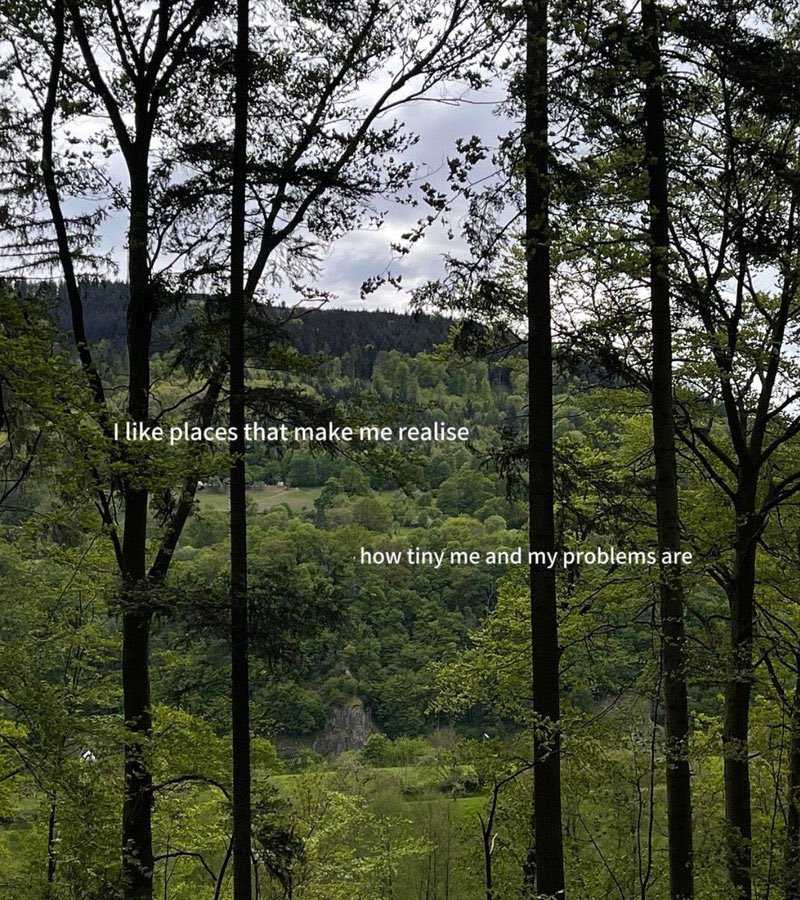 قال نجيب محفوظ بإحدى رواياته: " أن النجوم لربما أنوجدت، لتذكّر المرء –من حين لآخر– بضرورة رفع رأسه عن وجوده البسيط الضئيل، ليتطلّع لما هو أوسع وأكبر. كل شيء بيتضاءل لمن نشهد على محدوديتنا. "

حين ننظر للسماء، نشعر أن وجودنا جزء من شيء أعظم بكثير. لا تحبس نفسك في ضيقك. تذكّر أن