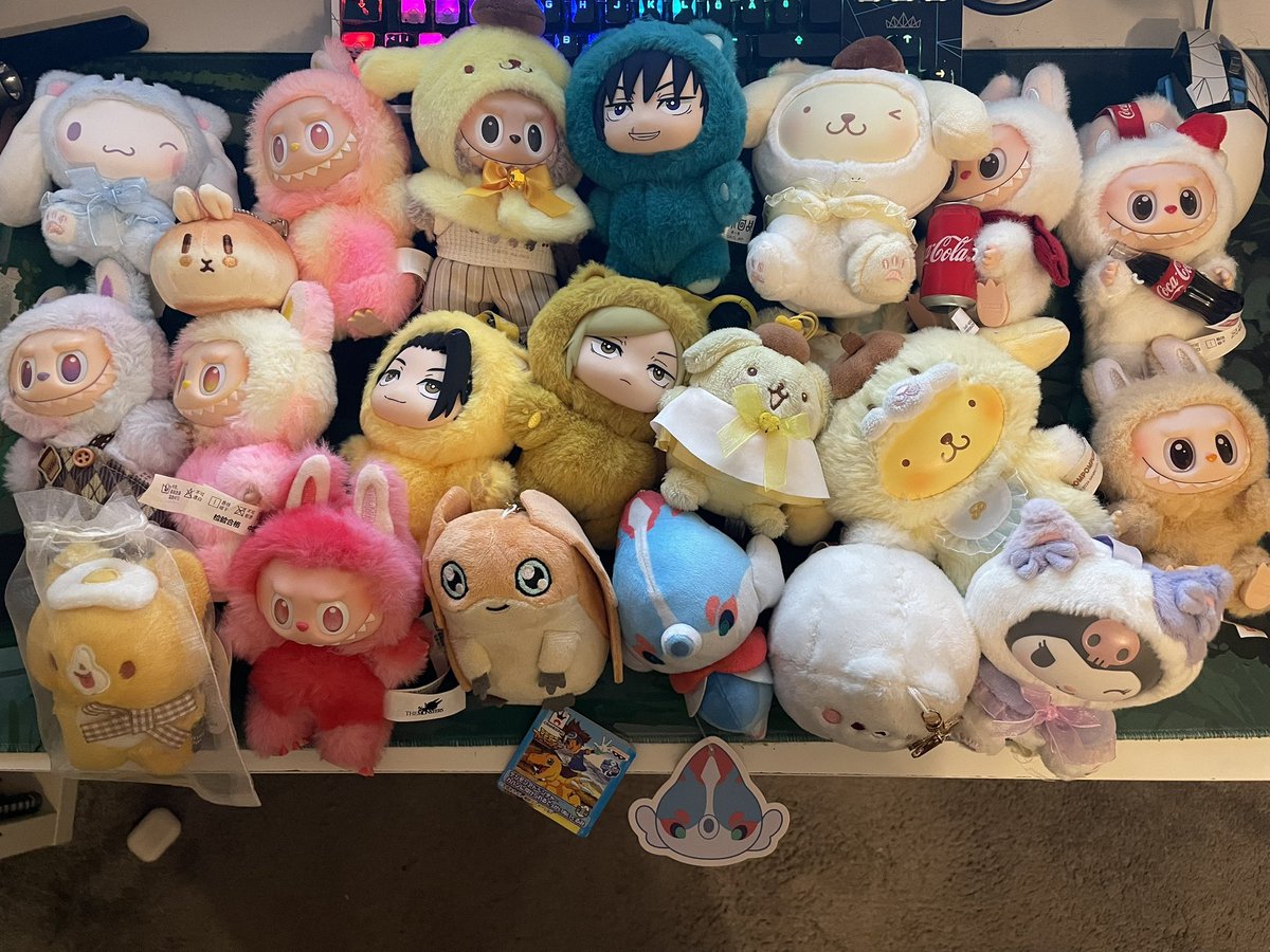 Maybe i like keychains, maybe i like blindboxes but i would never call this a problem ✨😈🖤