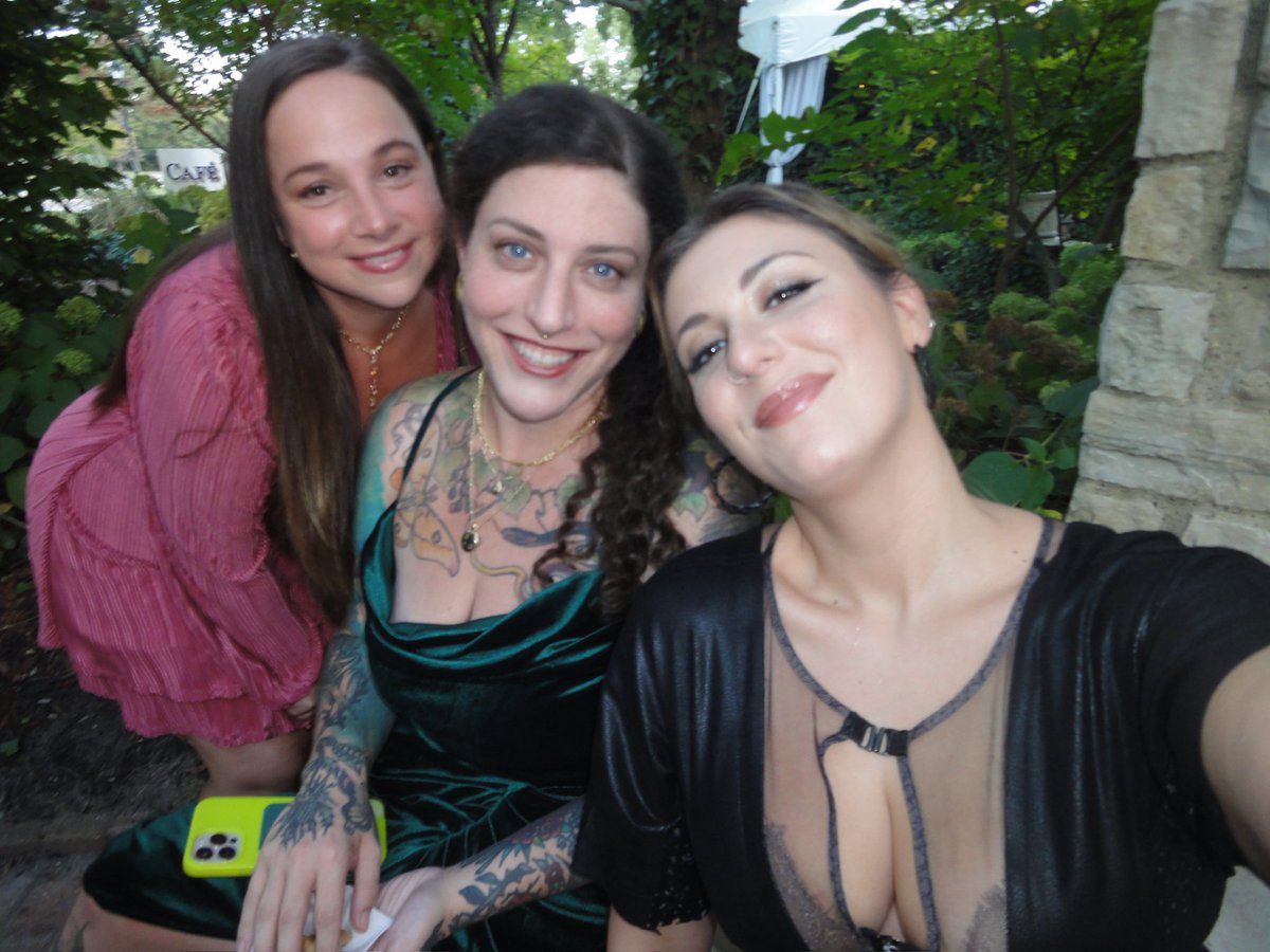 queenarf51621's tweet image. this year has sucked but it's true what they say, it's about the friends we made along the way🫶🏻

these women are talented, smart, kind, hilarious, and gorgeous (fr tho how are all @SappySisters 10/10?!)

i'm so thankful for you and those i still haven't met irl yet 😚