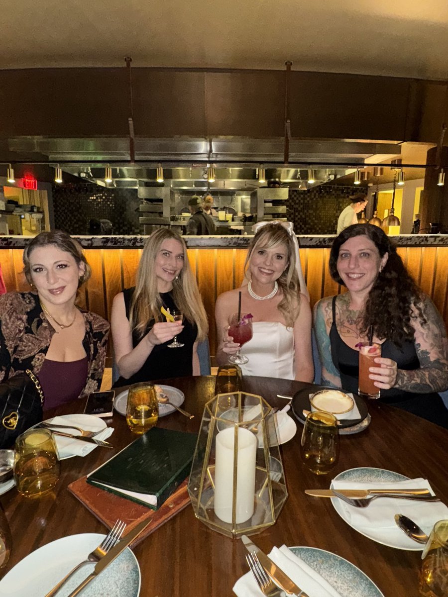 queenarf51621's tweet image. this year has sucked but it's true what they say, it's about the friends we made along the way🫶🏻

these women are talented, smart, kind, hilarious, and gorgeous (fr tho how are all @SappySisters 10/10?!)

i'm so thankful for you and those i still haven't met irl yet 😚