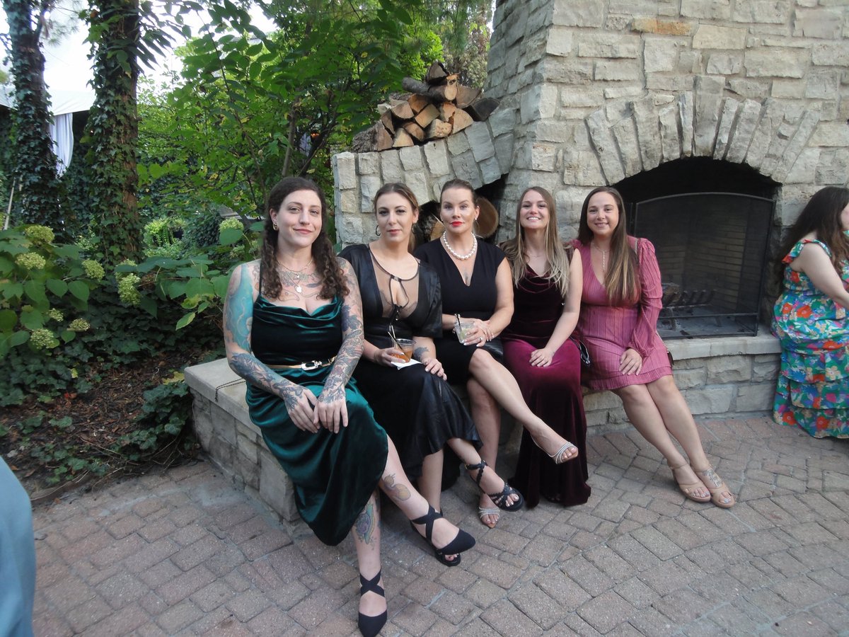 queenarf51621's tweet image. this year has sucked but it's true what they say, it's about the friends we made along the way🫶🏻

these women are talented, smart, kind, hilarious, and gorgeous (fr tho how are all @SappySisters 10/10?!)

i'm so thankful for you and those i still haven't met irl yet 😚