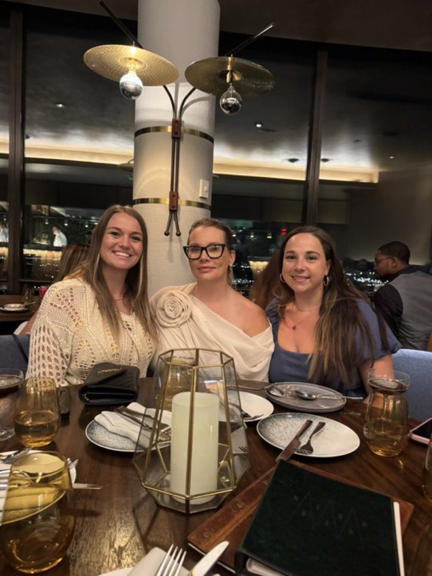 queenarf51621's tweet image. this year has sucked but it's true what they say, it's about the friends we made along the way🫶🏻

these women are talented, smart, kind, hilarious, and gorgeous (fr tho how are all @SappySisters 10/10?!)

i'm so thankful for you and those i still haven't met irl yet 😚