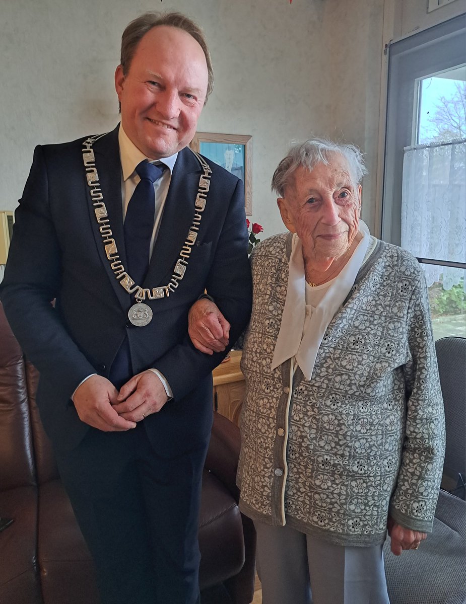 Burgemeester van Almere tweet media