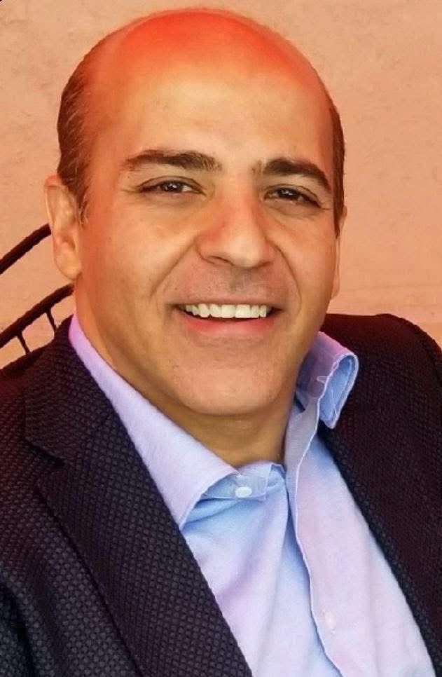 المؤلم أننا نرى ضجيجًا كبيرًا حول لباس مذيعة أو حلقة في برنامج،
بينما تُغلق الأبواب أمام مناشدات زوجة تطالب بحرّية زوجها المعتقل ظلمًا منذ قرابة عامين.
أليست حرّية إنسان بريء أولى بكل هذا الجدل… قبل أي شيء آخر؟

يا سلطة صنعاء… الدكتور علي له تاريخ مهني طويل، ليس من الأمس، وكل