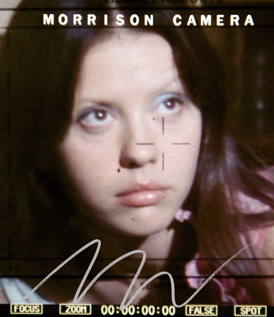 the blue eyeshadow… welcome back maxine!