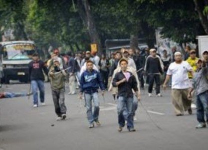 zhil_arf's tweet image. Dalam sejarah Indonesia ada 2 cerita sukses penertiban premanisme. 

1. Petrus, yang sebenarnya konsolidasi. 

2. Penertiban preman di Jakarta setelah tahun 2000. Dulu Jakarta sangat liar, bis dan pasar penuh preman rampok. Kini masih ada, tapi makin tertib.

Kota adalah kunci.